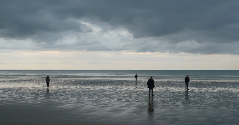 Une étude photographique sur la distance, le silence et la lumière.
