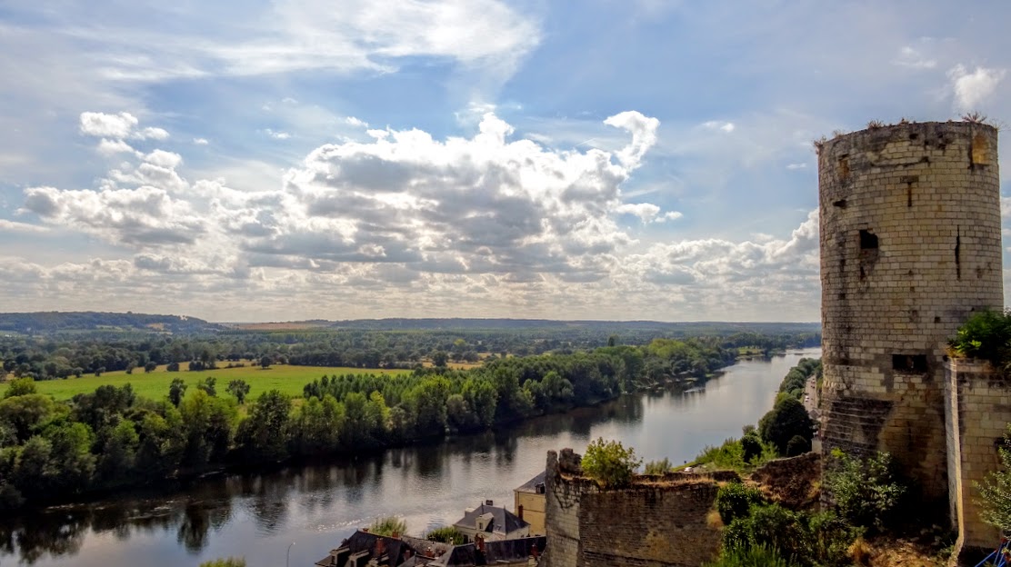 La forteresse royale de Chinon, ensemble composé de trois châteaux : fort du Coudray, château du Milieu, et fort Saint-Georges, se situe sur la commune française de Chinon dans le département d'Indre-et-Loire, en région Centre-Val de Loire.